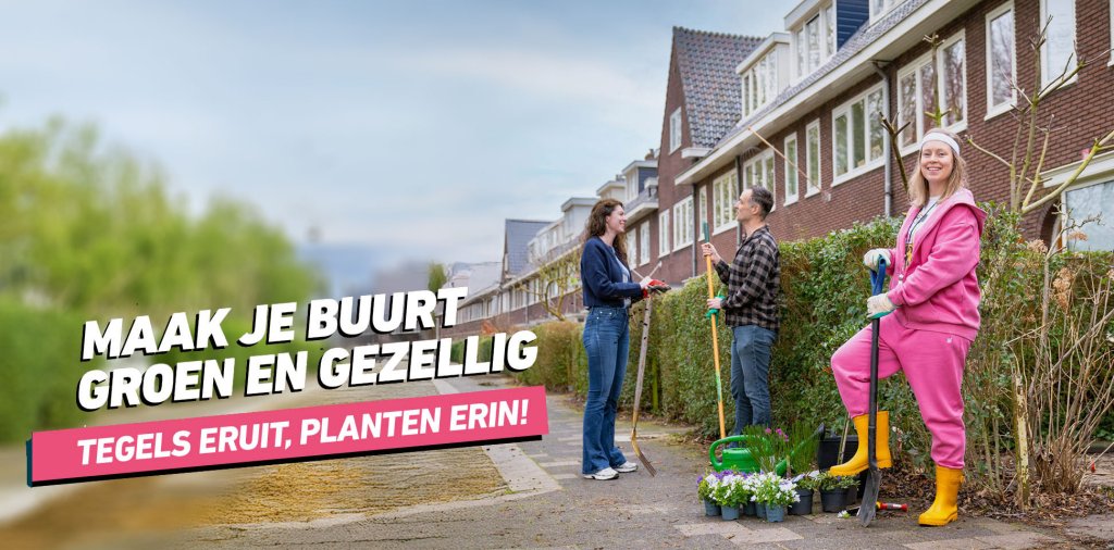 Vrouw staat op straat met een schep en plantjes