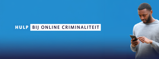 jongen kijkt op zijn telefoon