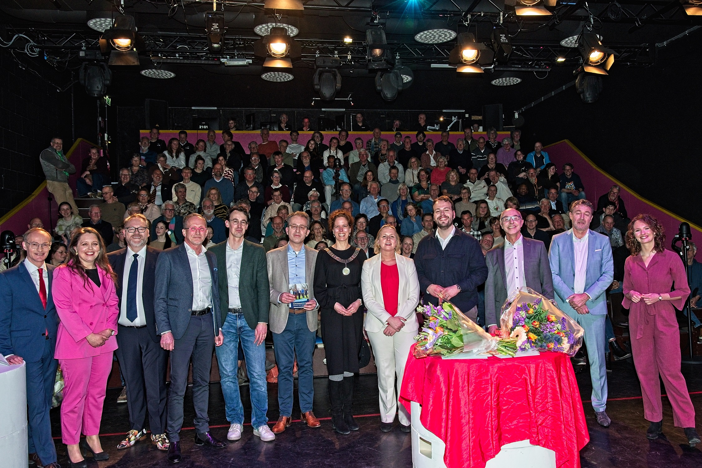 De lijsstrekkers, debatleiders, burgemeester tijdens het lijsttrekkersdebat in Theater Pantalone - Foto: Tony Buijse Photography