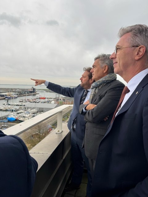 Van links naar rechts: wethouder G. Sips, kwartiermaker A. Visser en gedeputeerde H. van der Maas