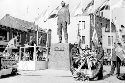 Zwart-wit foto van de onthulling van standbeeld d'r Joep, er worden kransen gelegd