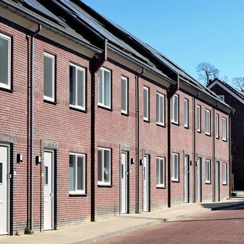 Een rij stadswoningen, rijtjeshuizen met twee etages en zonnepanelen