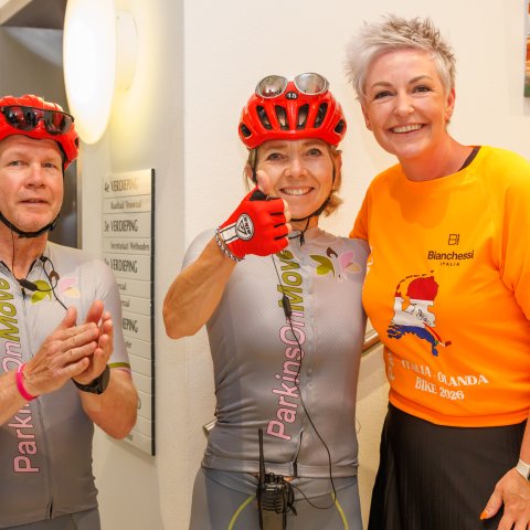 Wethouder Nicolle Heijltjes met twee fietsers op de foto2