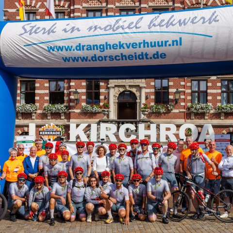 Groepsfoto fietsers Pedals for Progress voor het Raadhuis