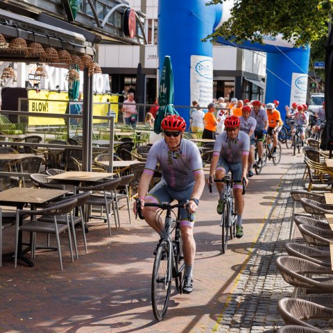 De groep fietsers fiets weg vanaf de Markt