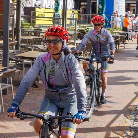 Fietsers gaan van start op de Markt