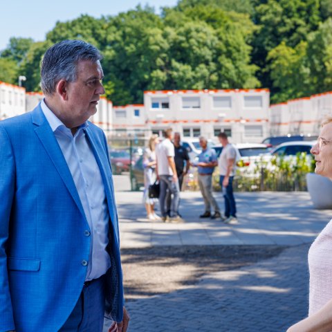 De gouverneur en de burgemeester in gesprek op de opvanglocatie.