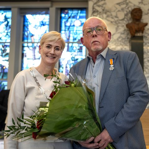 Burgemeester Petra Dassen-Housen en vertrekkend raadslid Jo Rozema