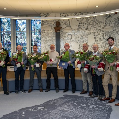 Burgemeester Petra Dassen-Housen met vertrekkende raadsleden oude gemeenteraad