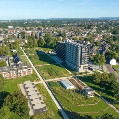 Eine Luftaufnahme des Superlocal-Geländes mit der Wohnung in der Voorter Straße im Vordergrund, im Hintergrund Deutschland