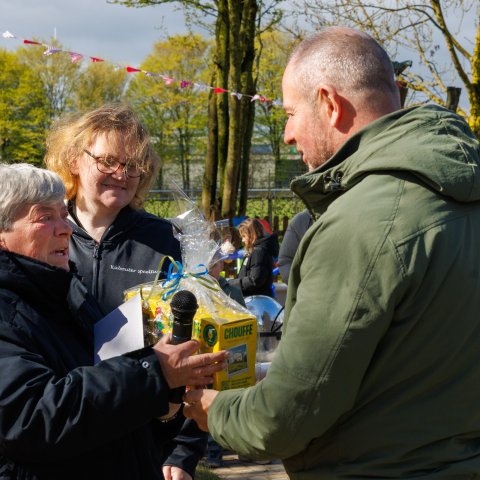 Heike Barbier (beheerder Speeltuin Heidsjer Höfje) neemt een cadeau in ontvangst van Roy van der Walle (clusterleider SHV Gemeente Kerkrade)