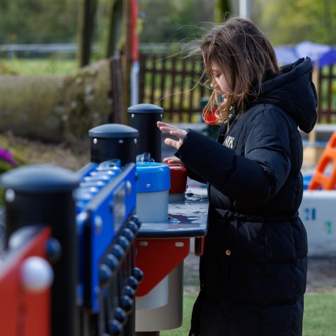 Kind speelt bij het nieuwe inclusieve speeltoestel