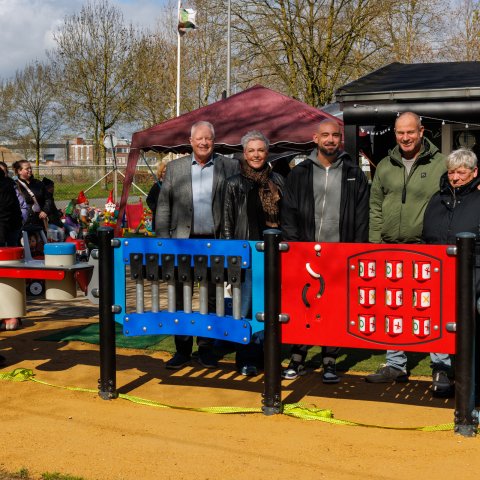 v.l.n.r. Jackie Cermin, Paul Peeters (voorzitter Stichting Speeltuinen Kerkrade), wethouder Nicolle Heijltjes, Daan Koning Bastiaan, Roy van der Walle (clusterleider SHV), Heike Barbier en Peggy Cermin (beheerders Speeltuin Heidsjer Höfje), bij het nieuwe inclusieve speeltoestel