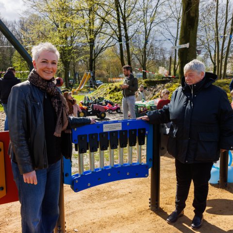 Wethouder Nicole Heijltjes en Heike Barbier van Speeltuin Heidsjer Höfje