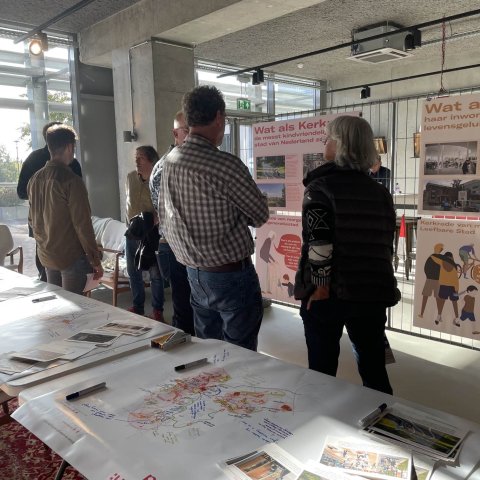 Verschillende personen bekijken presentatiemateriaal over de omgevingvisie