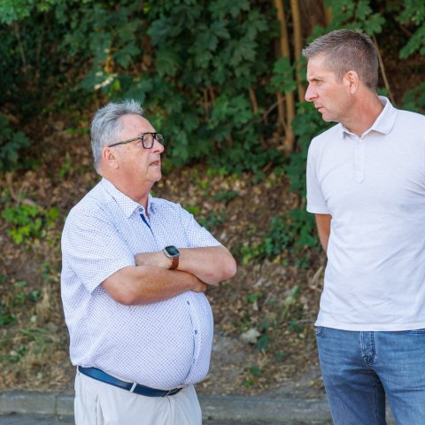 Wethouder John Roland in gesprek met Toine van de Ven van IMA Projects.