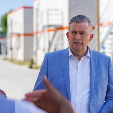 De gouverneur bekijkt de woningen op de opvanglocatie.