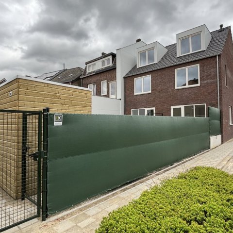 De nieuwbouwhuizen op de hoek Zonstraat-Clausstraat van de achterkant gezien