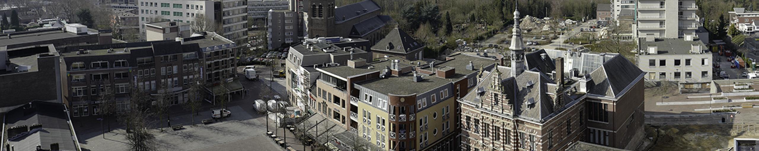 Luchtfoto van het centrum van Kerkrade. Op de foto is onder andere het Raadhuis te zien.
