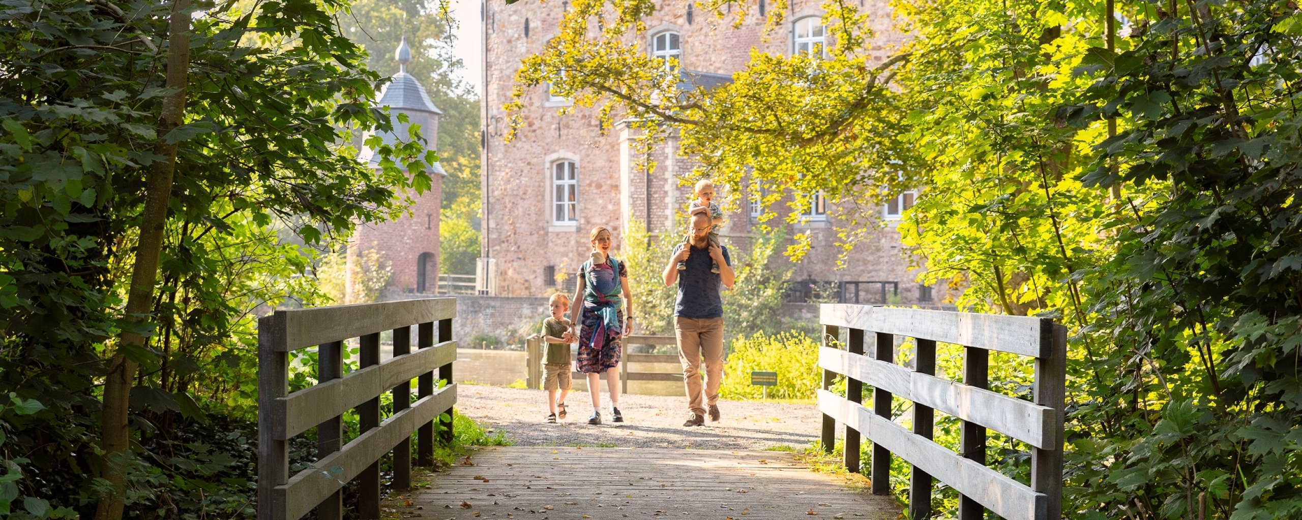 Gezin wandelt over brug bij Kasteel Erenstein