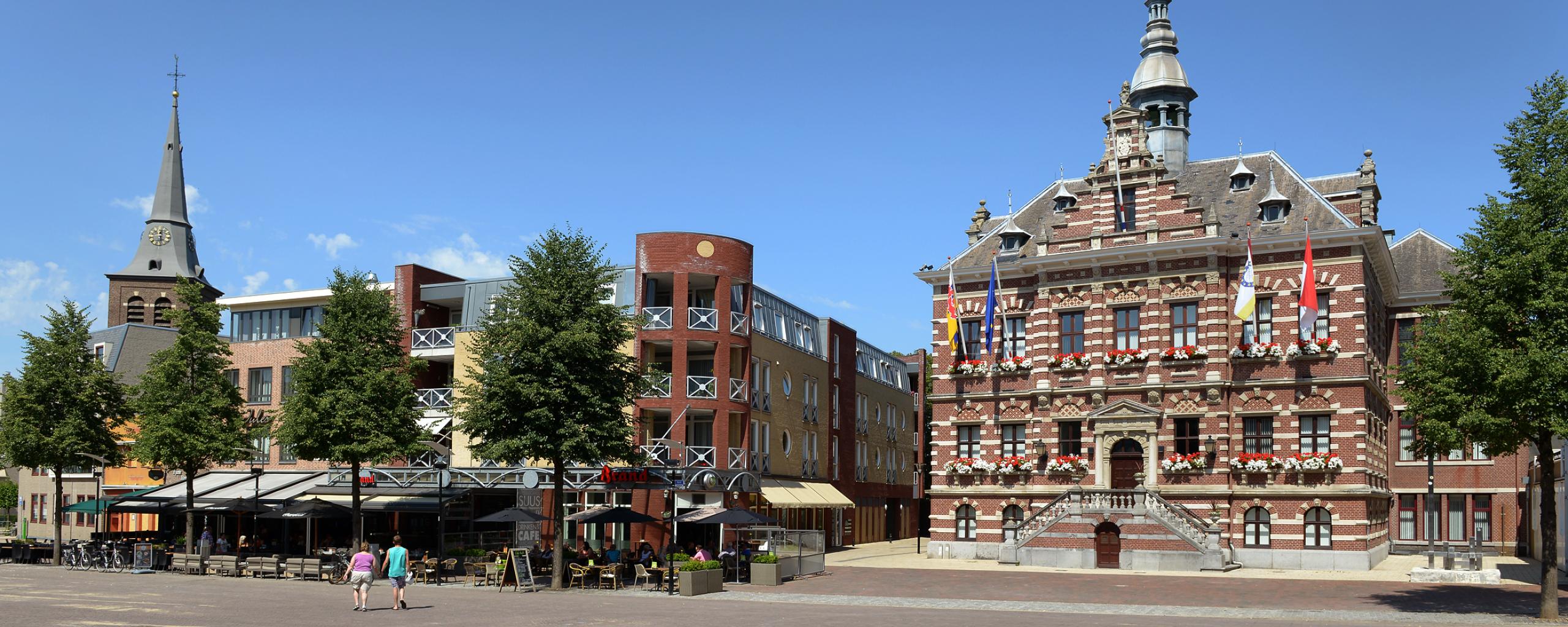 Foto van de Markt van Kerkrade met op de achtergrond het Raadhuis