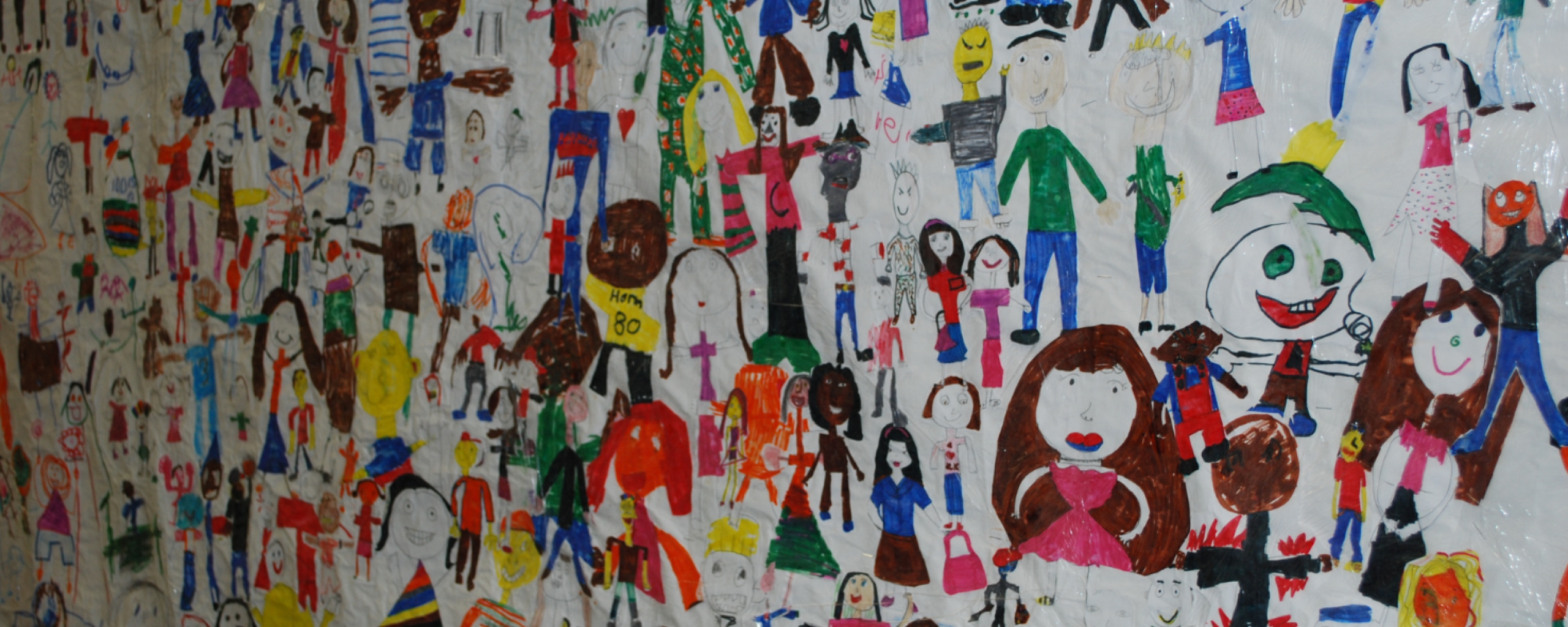 Een foto van een grote kleurrijke tekening van kinderen, gemaakt door kinderen