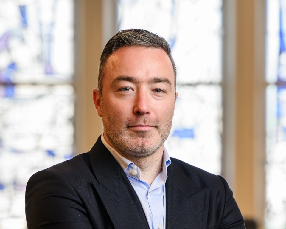 Een portretfoto van Alexander Geers