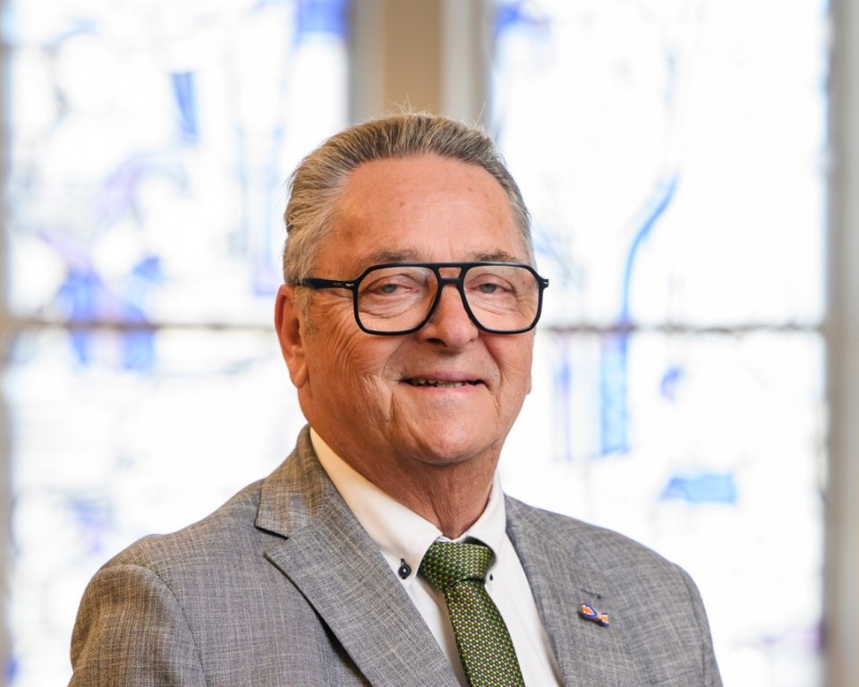 Een portretfoto van John Roland