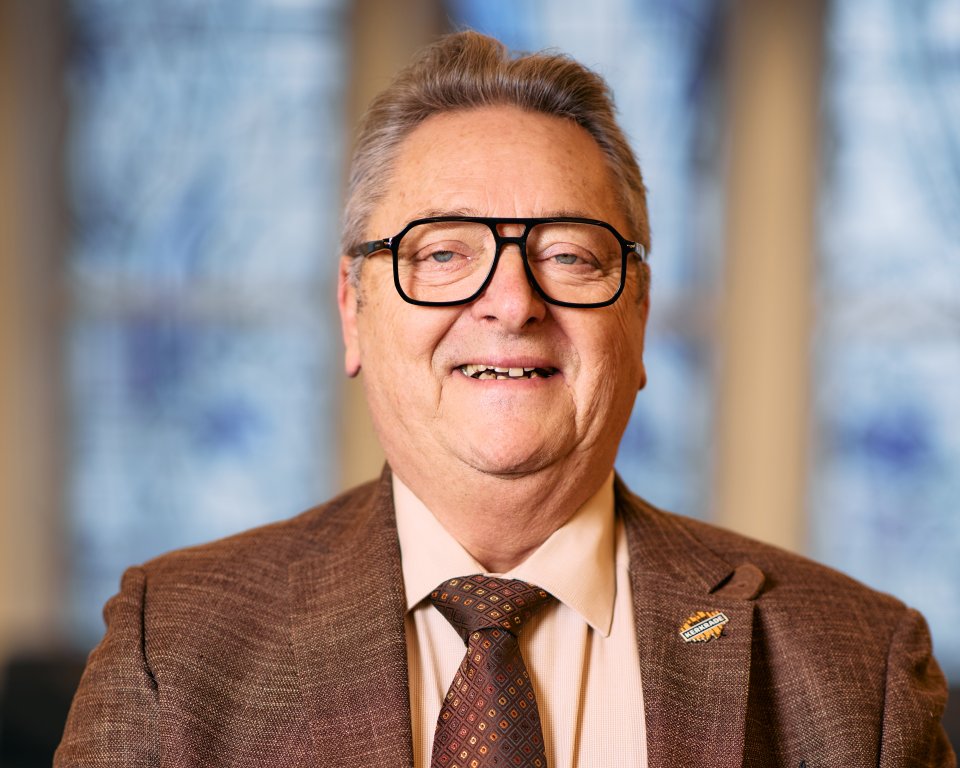 Een portretfoto van John Roland
