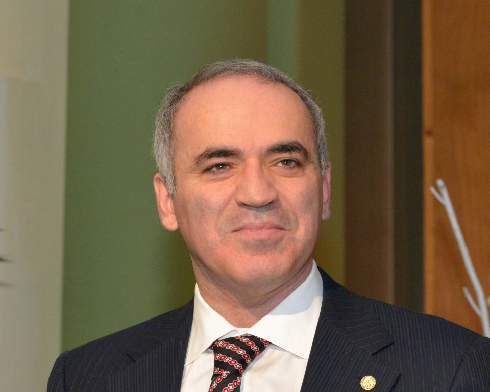 garry kasparov hält die Buber-Plakette