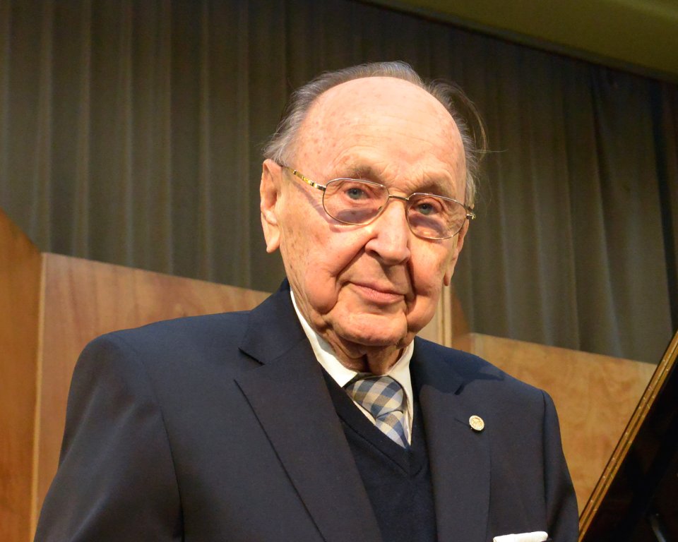hans-dietrich genscher shows the Buber plaque