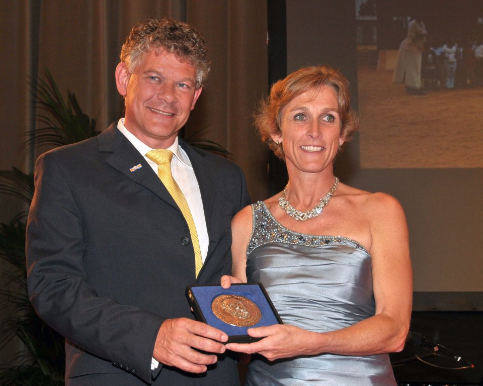 Hugo en Liesje Tempelman tonen de buber plaquette