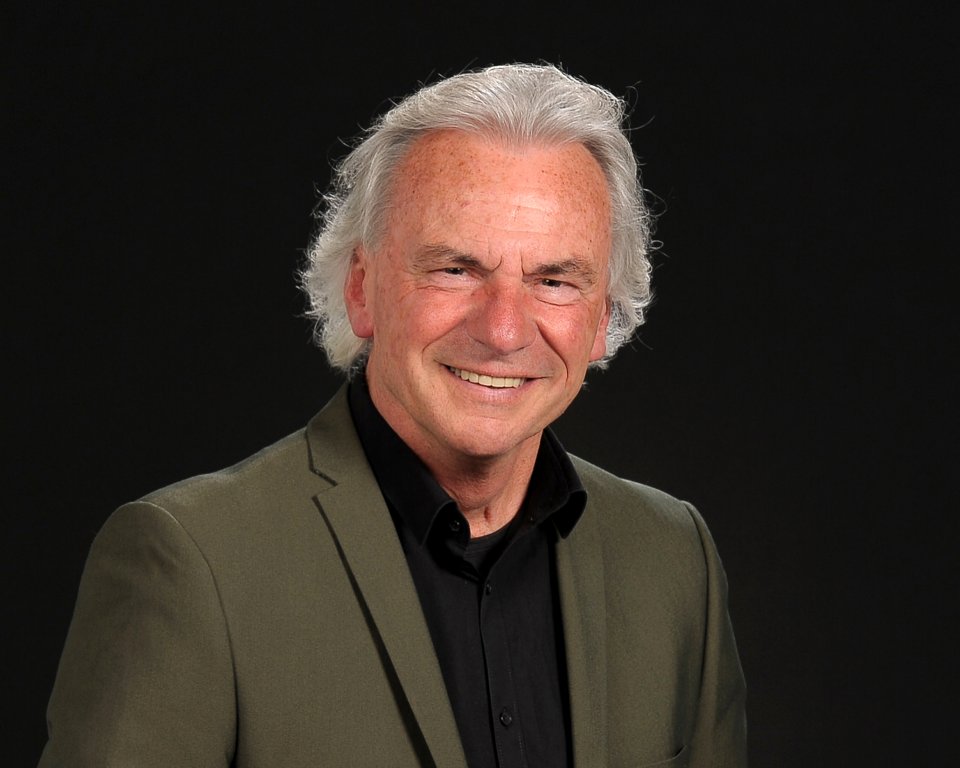 Een portretfoto van trouwambtenaar Karel Arzt