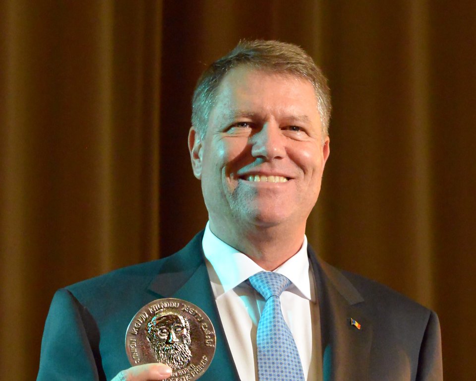 klaus iohannis shows the buber plaque