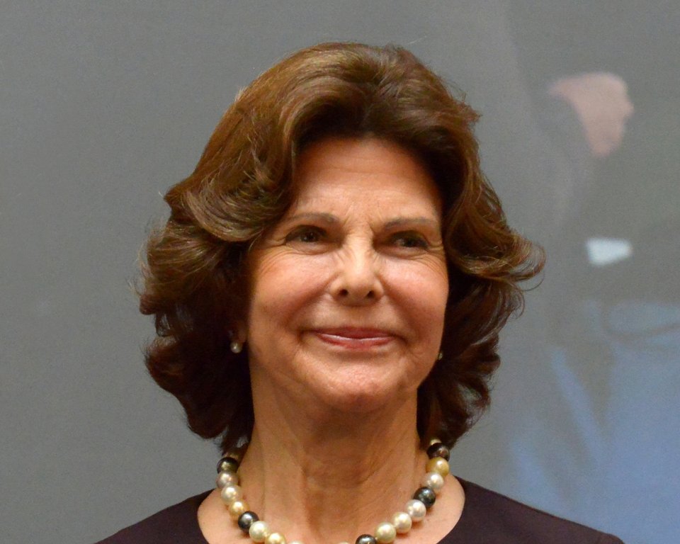 queen silvia of sweden with the buber plaque
