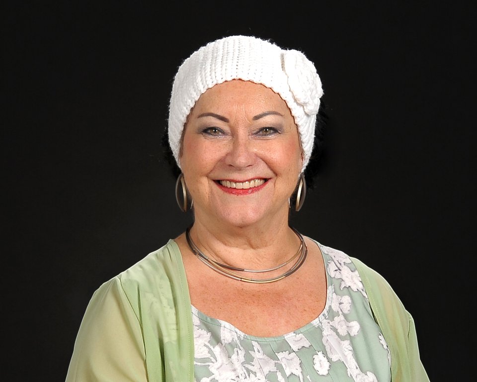 A portrait photo of wedding officiant Lucie van de Meerakker