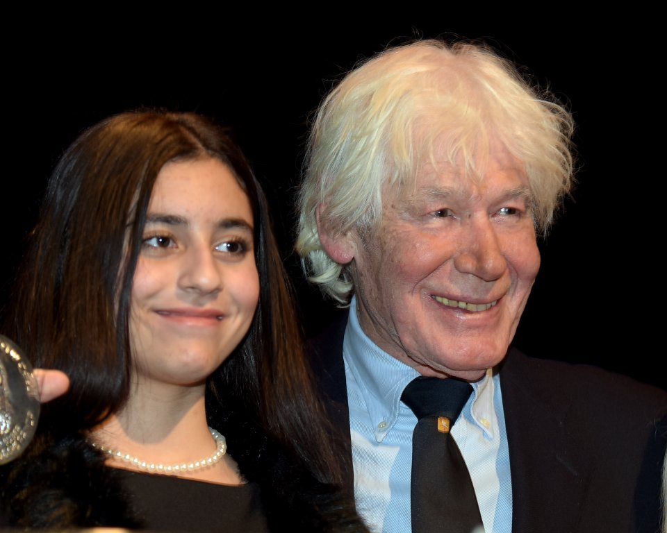 paul van vliet shows the buber plaque, next to him a young lady