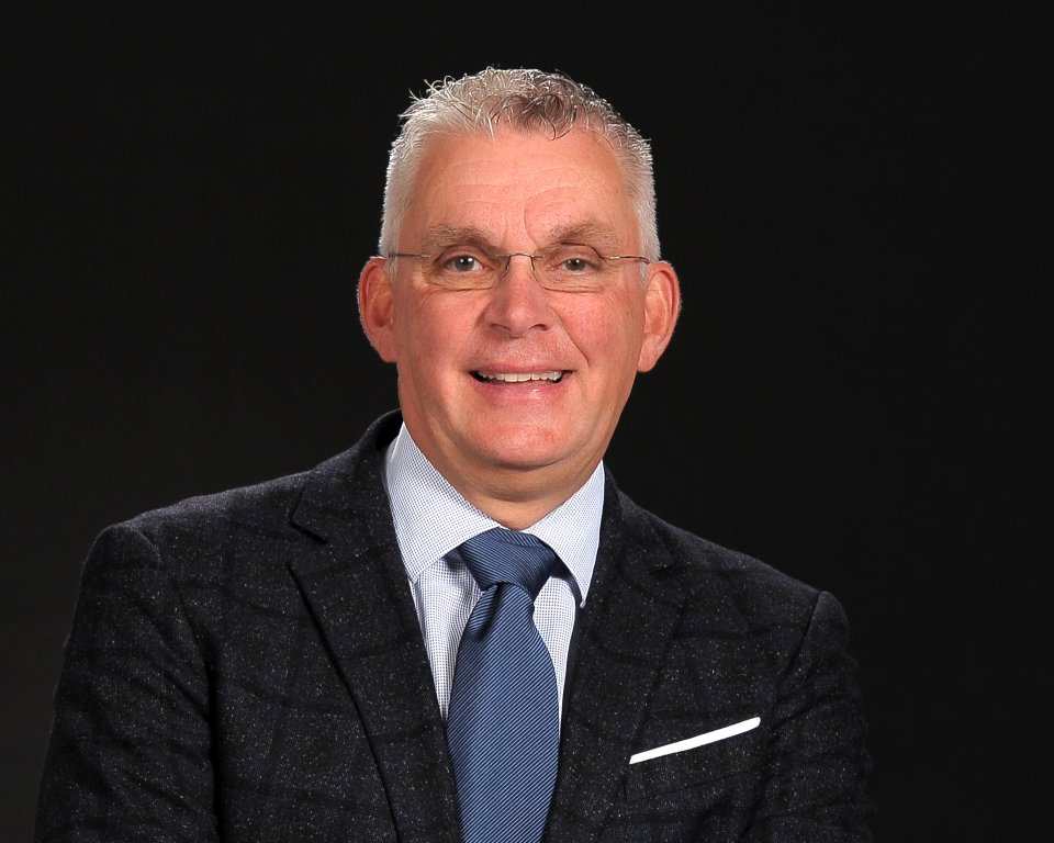 Een portretfoto van trouwambtenaar René Schillings