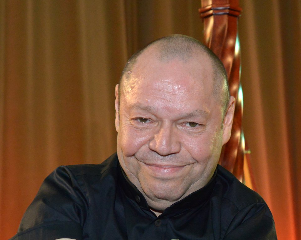 thomas quasthoff shows the buber plaque