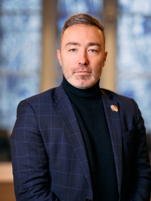 Ein Porträtfoto von Alexander Geers