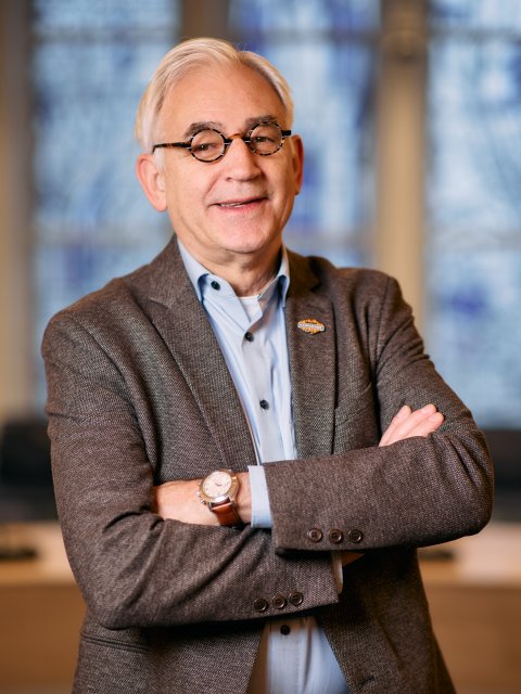 Ein Porträtfoto von Jo Paas