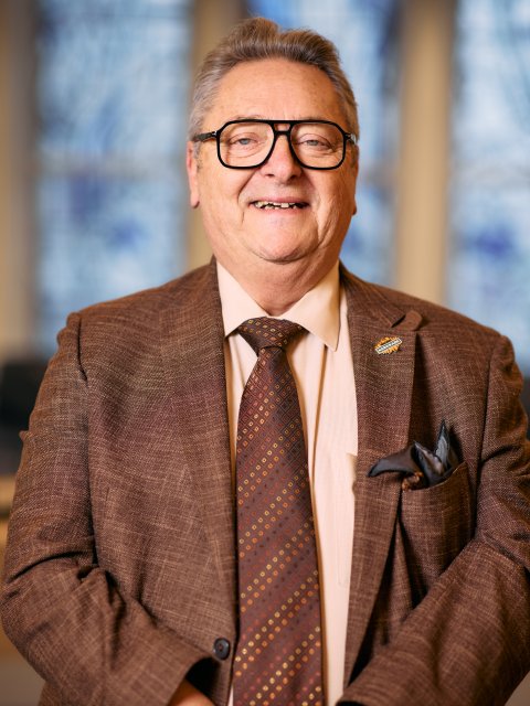 Ein Porträtfoto von John Roland