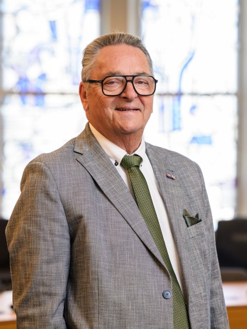 Een portretfoto van John Roland