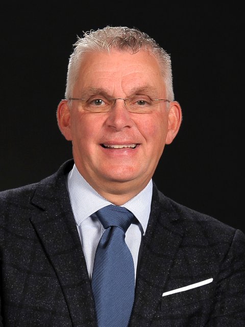 A portrait photo of wedding officiant René Schillings