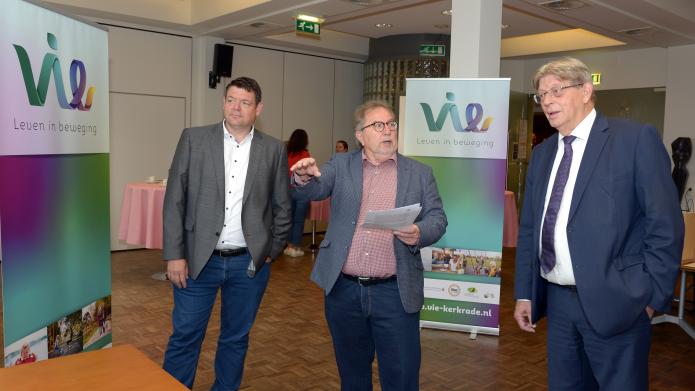 Wethouder Huub Wiermans (midden) in gesprek met de bestuurders Roy van der Broek (links) en Carolus de Rijck (rechts) van de Stadsregio Parkstad Limburg.   
