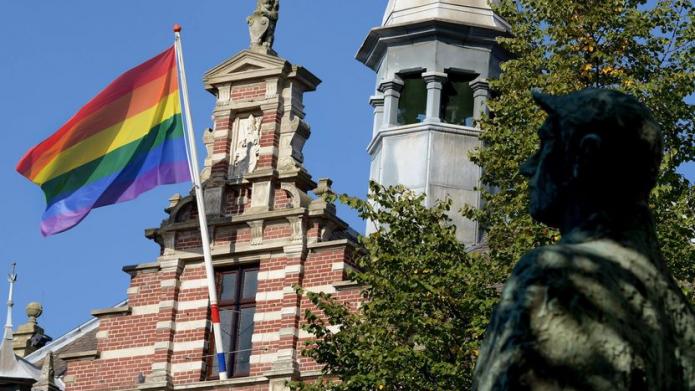 Een afbeelding van de regenboogvlag die wappert aan het Raadhuis in Kerkrade