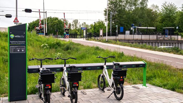 Drie fietsen in het laadstation bij station Eygelshoven
