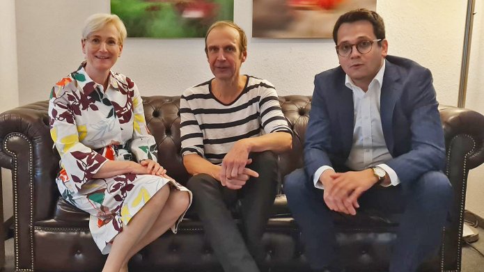 Burgemeester Petra Dassen-Housen en Benjamin Fadavian met gespreksleider Torsten Knippertz in het midden.