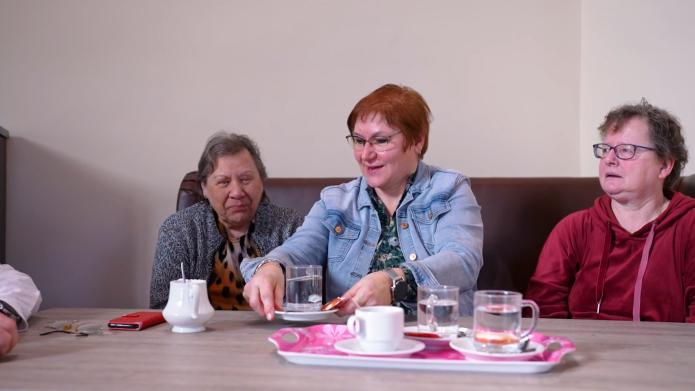 Buurtschakel Vivian drinkt een kop thee met twee dames in het Sjevemethoes