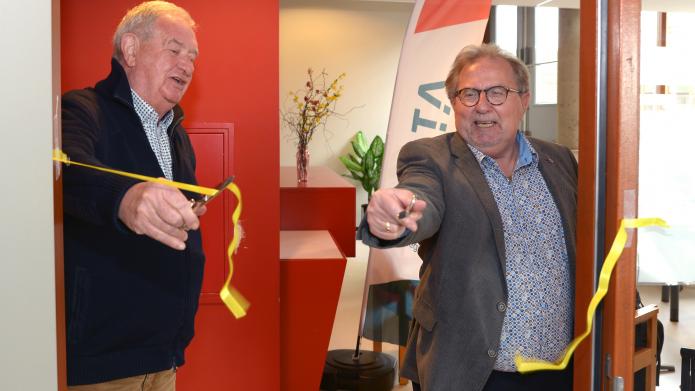 Bij de officiële opening van het nieuwe onderkomen knippen wethouder Huub Wiermans (rechts) en Henk Derix, voorzitter van de Cliëntenraad, een lint door. 